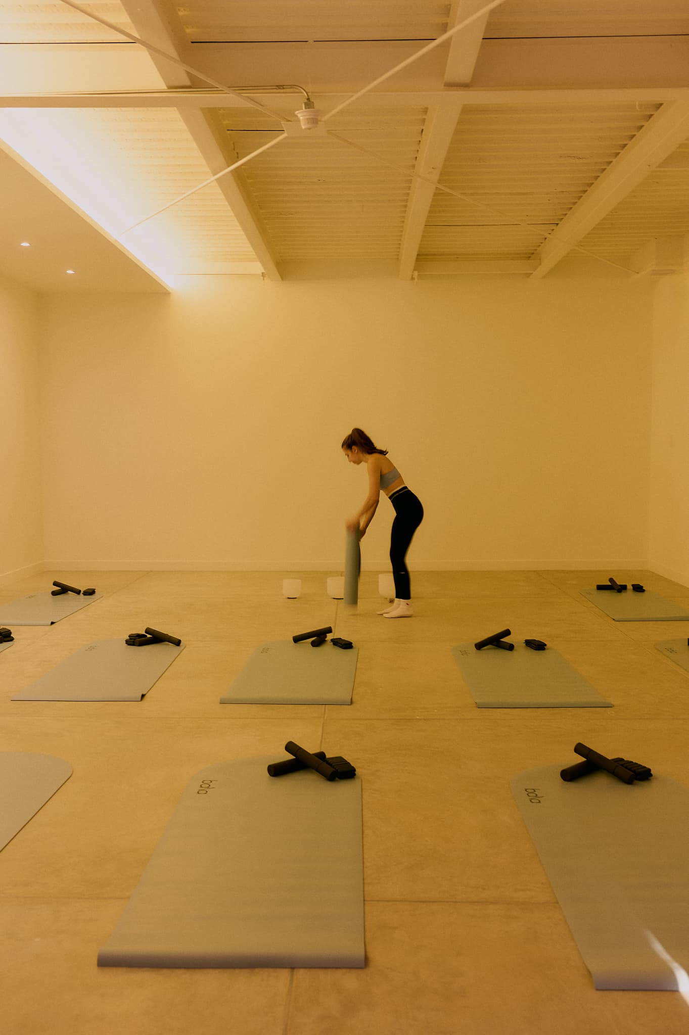 Sala de Pilates MAT con colchonetas en estudio AAURA